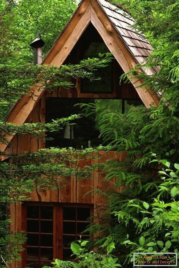 A aparência de uma pequena casa de floresta no Japão