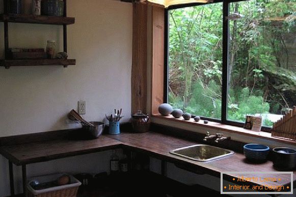 Cozinha de uma pequena casa de floresta no Japão