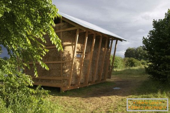 Aparência de pequena casa de campo ecológica na França