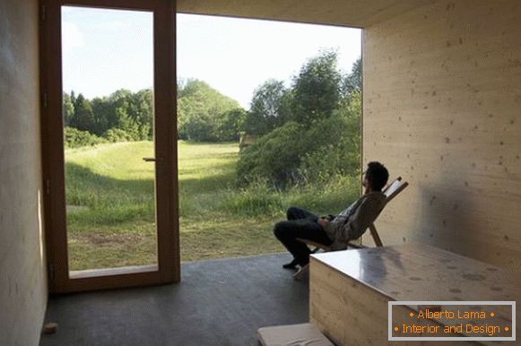 Interior de uma pequena casa de campo ecológica na França