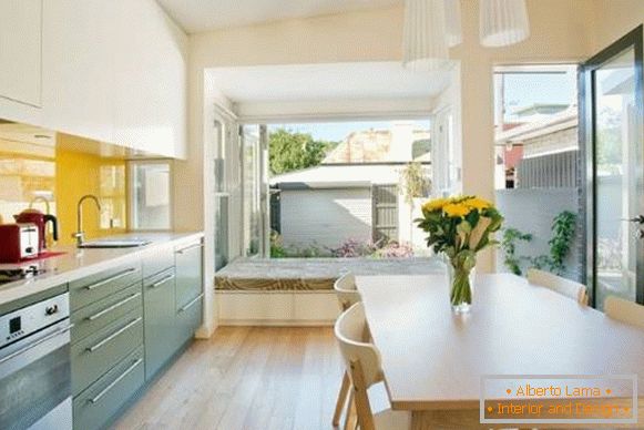 Design moderno e minimalista cozinha com uma janela de sacada
