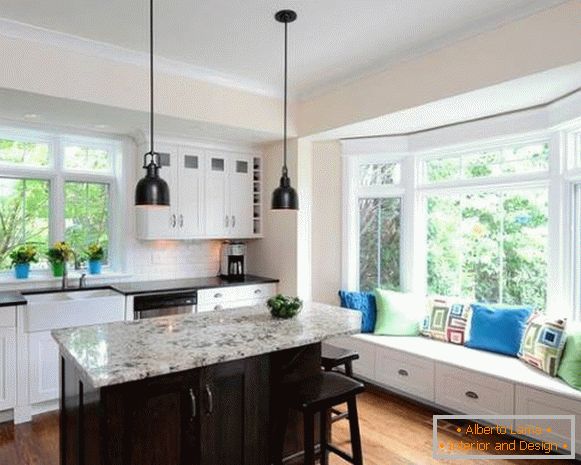 Cozinha elegante com uma janela de sacada em uma casa privada - foto de design moderno