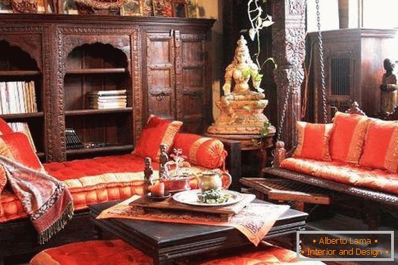 Estilo indiano no interior com mobiliário e têxteis originais