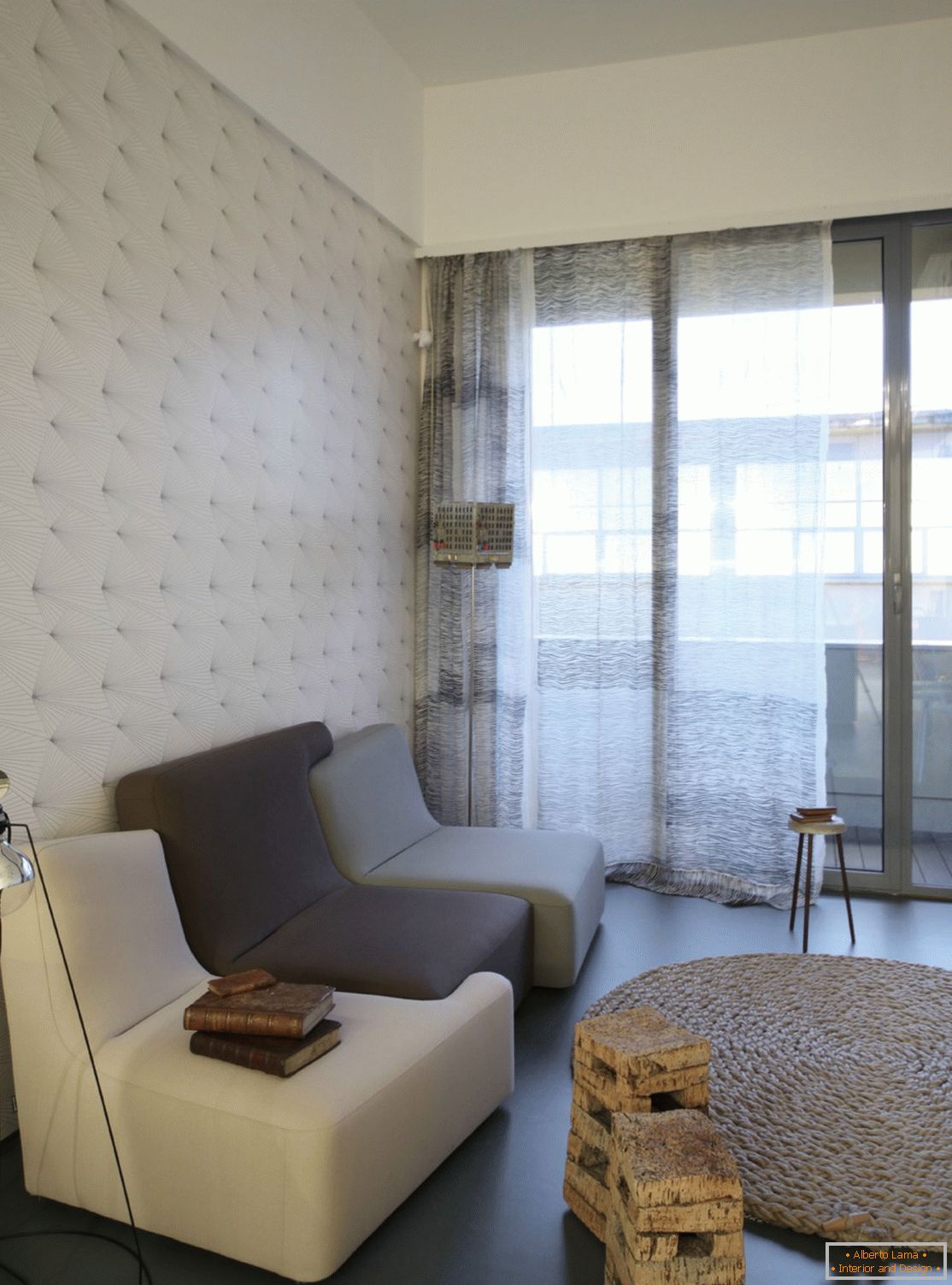 Interior de um pequeno apartamento em Turim, Itália