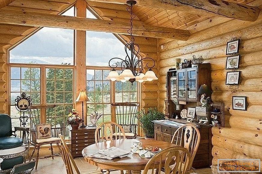 Sala de estar em uma casa de madeira