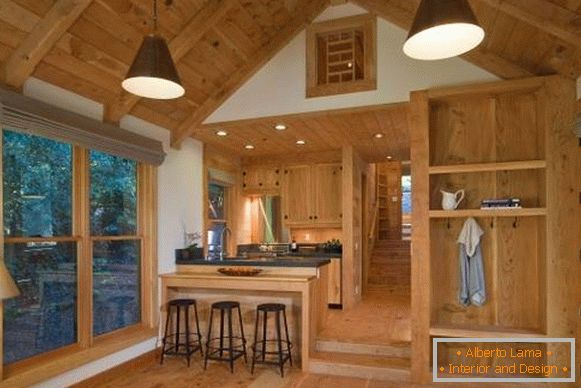 O interior da casa de madeira da madeira dentro - a foto da cozinha da sala de estar