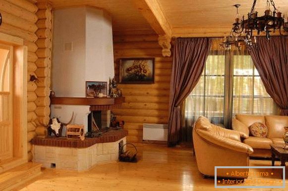 Interior moderno de uma casa de madeira de logs dentro - foto