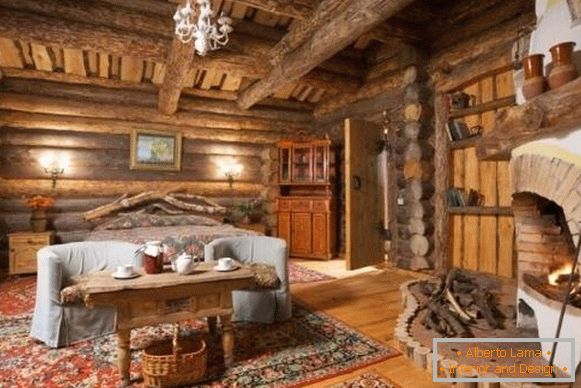 Interior de uma casa de madeira de logs dentro - fotos em estilo russo