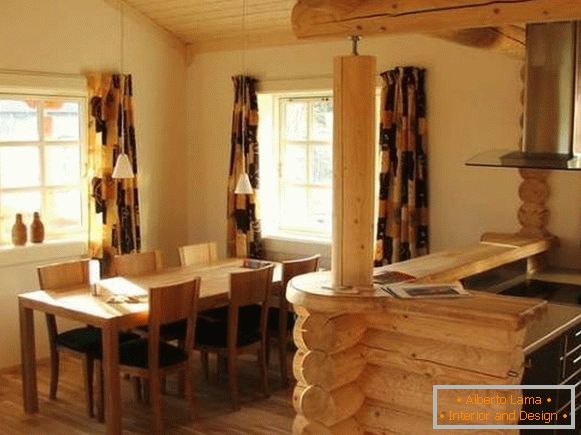 Cozinha com balcão de bar dentro de uma casa particular de madeira