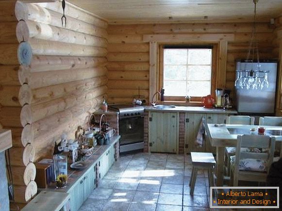 Interior de uma casa de madeira - foto de uma cabana russa