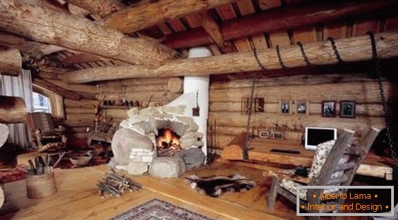 Casa de madeira no interior em estilo country com um fogão de lareira