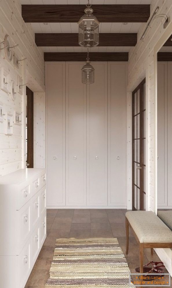 Salão branco em uma casa de madeira
