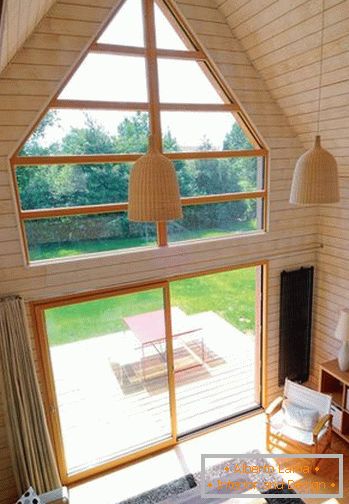 Janela de vidro e portas em uma pequena casa de madeira