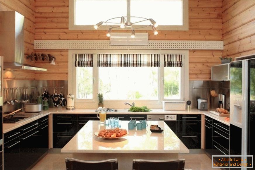 Cozinha em forma de U em uma casa feita de madeira
