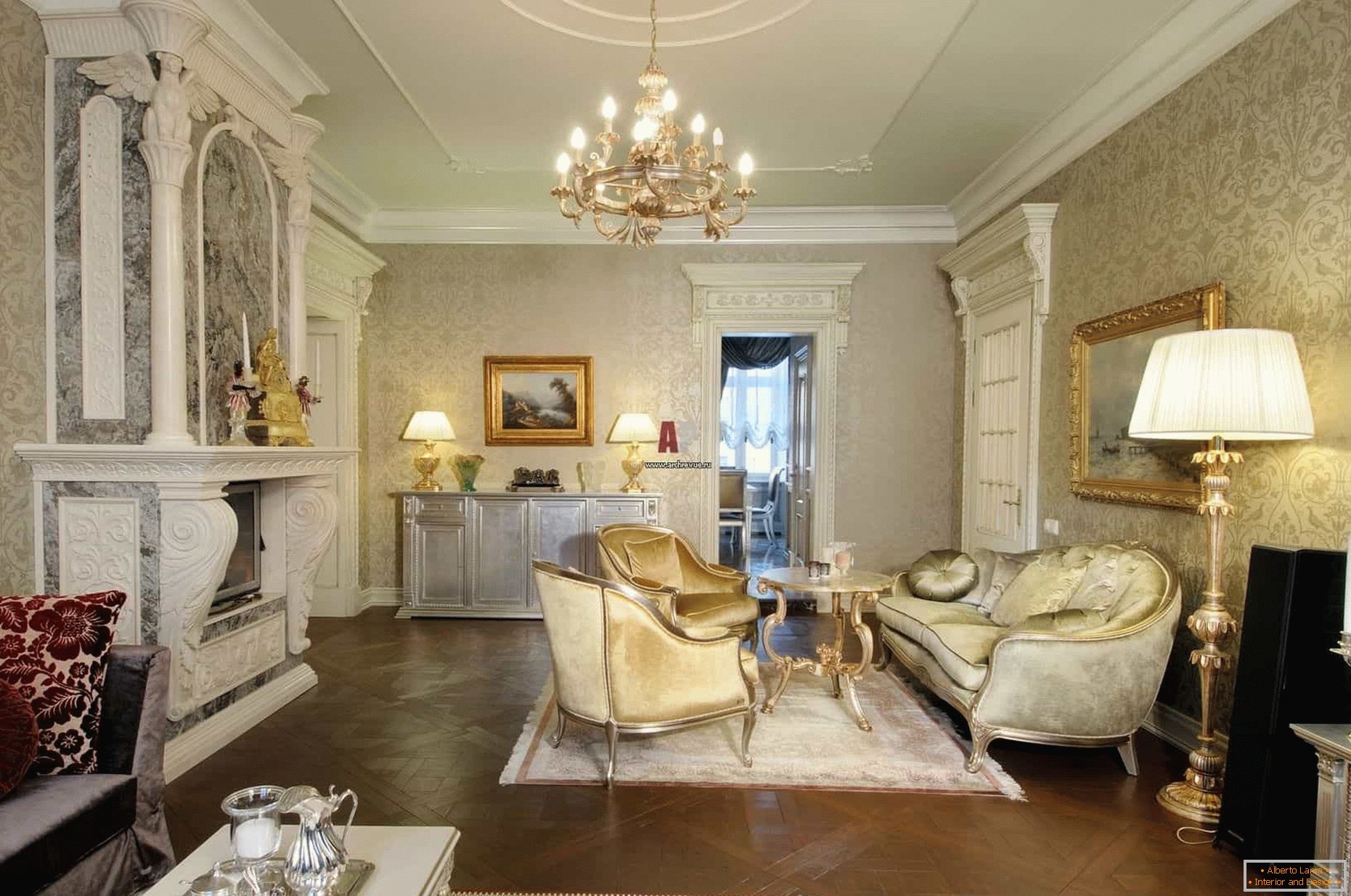 Sala de estar em estilo clássico com lareira