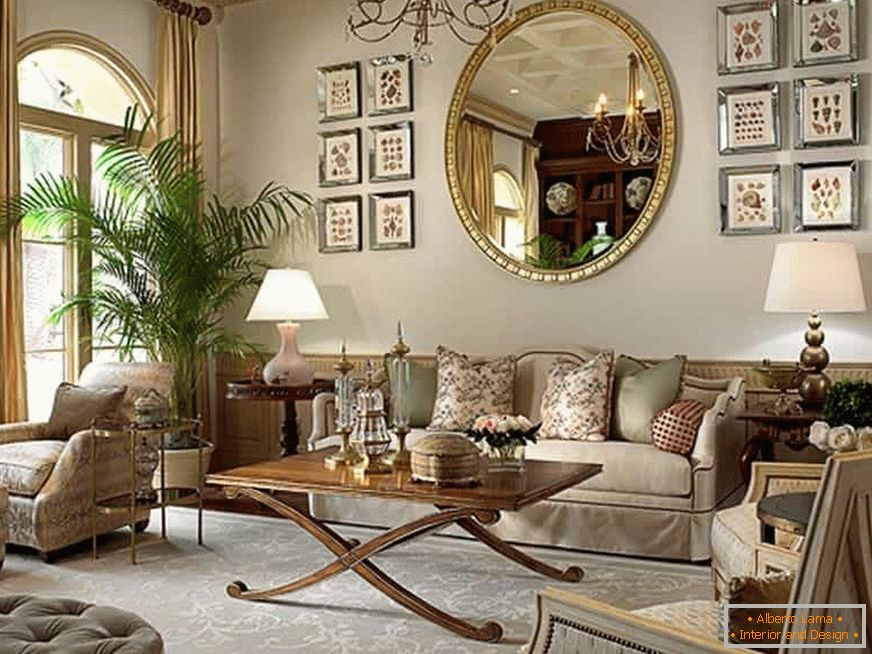 Um grande espelho vai decorar o design da sala de estar em estilo clássico