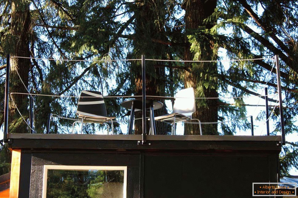 Área de descanso no telhado de uma pequena casa