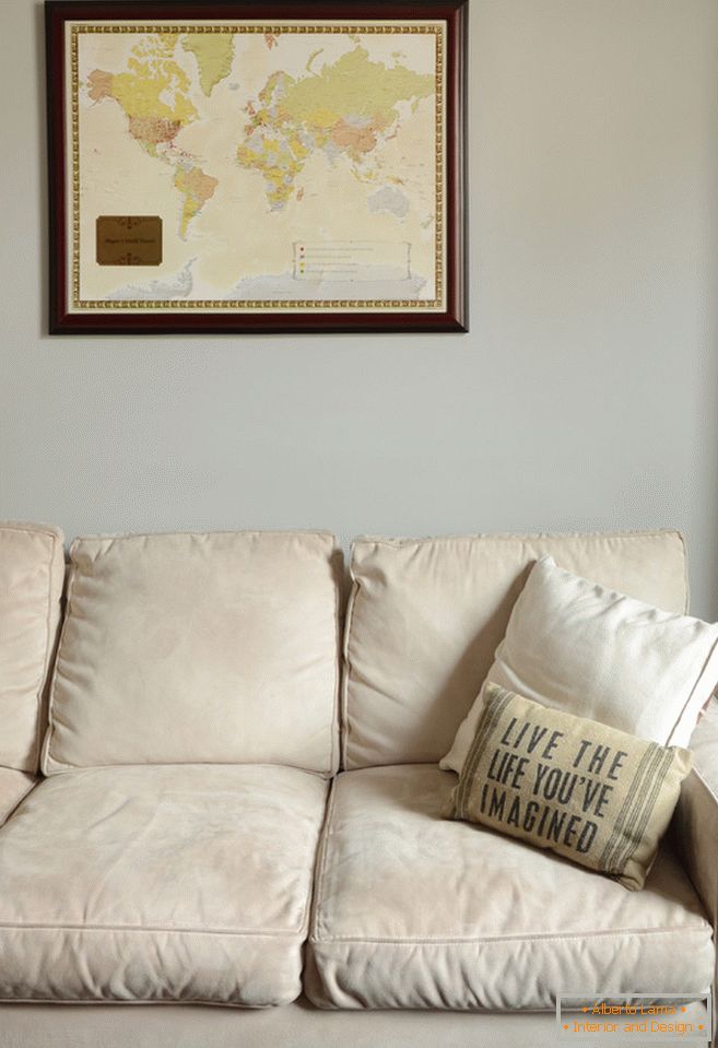 Interior de um pequeno apartamento: um sofá no escritório