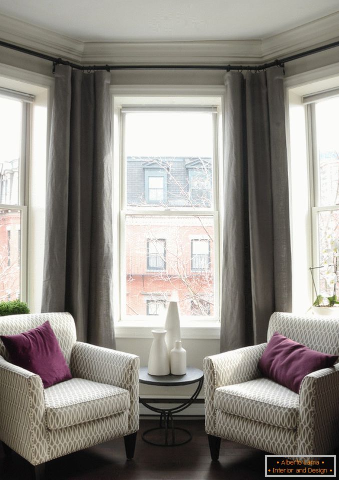 Interior de um pequeno apartamento: área de estar na janela