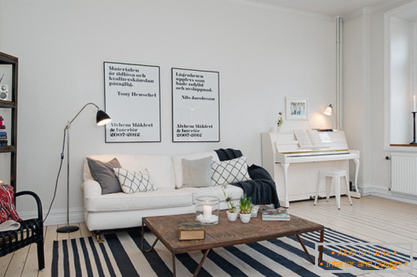 Piano de cauda nos apartamentos da sala de estar em estilo escandinavo
