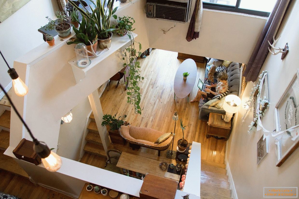 Interior de um pequeno apartamento com um layout aberto
