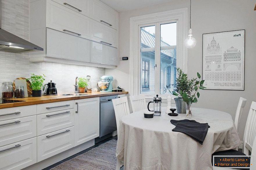 Interior da pequena cozinha em estilo escandinavo