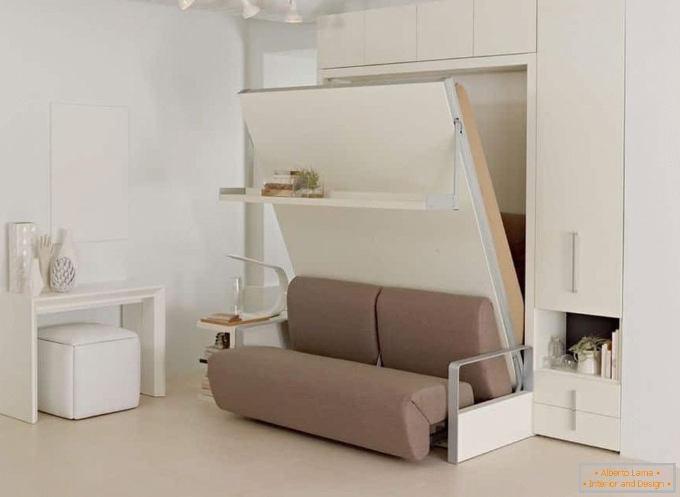 Transformando o sofá-cama em um armário em um pequeno apartamento