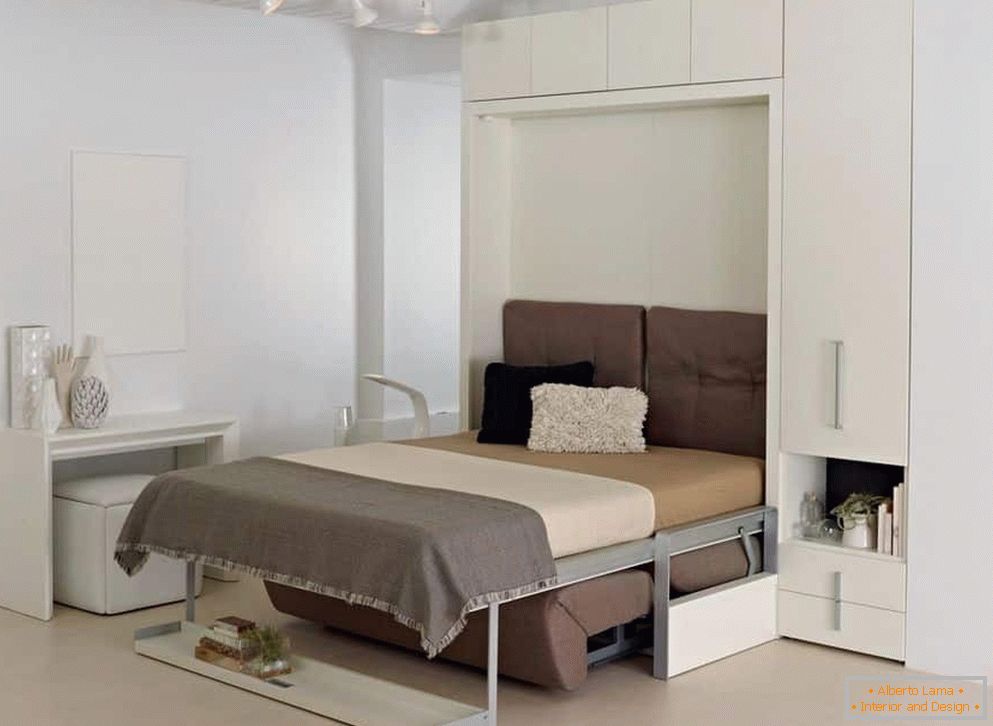 Transformador sofá-cama em um armário branco em uma sala não grande