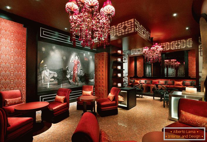 A sala chinesa é uma predominância de cor de terracota, lanternas, ébano.