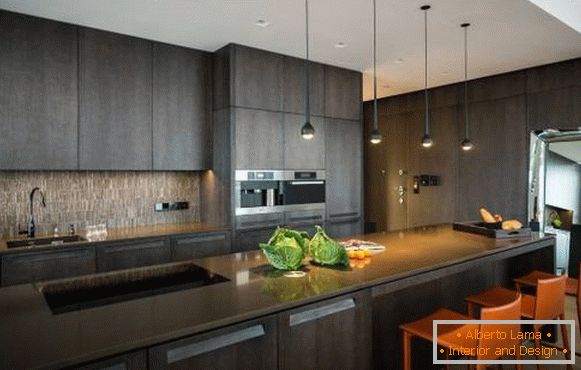 Cozinha cinza escura em estilo high-tech na foto