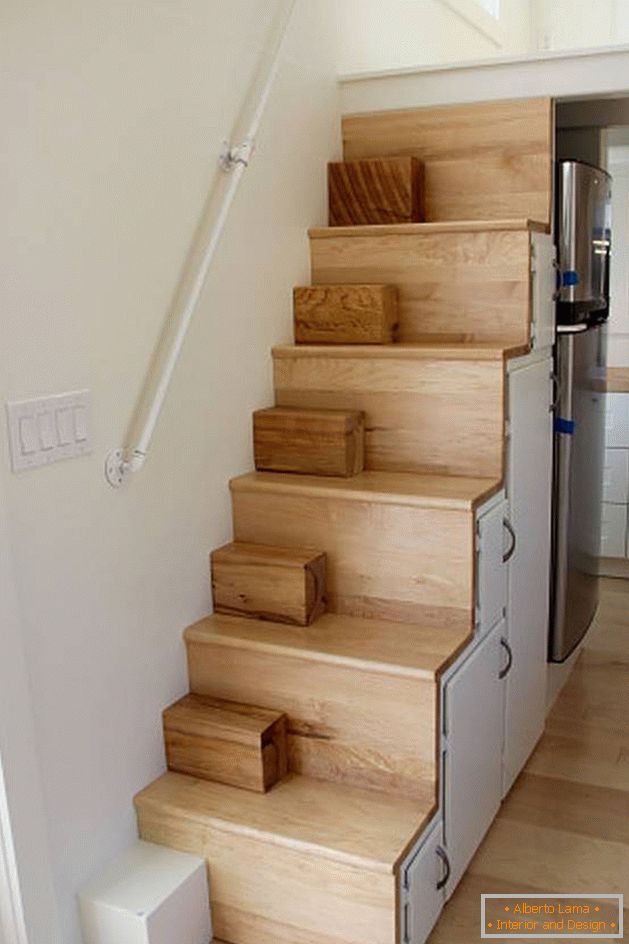 Escada de madeira para o segundo nível