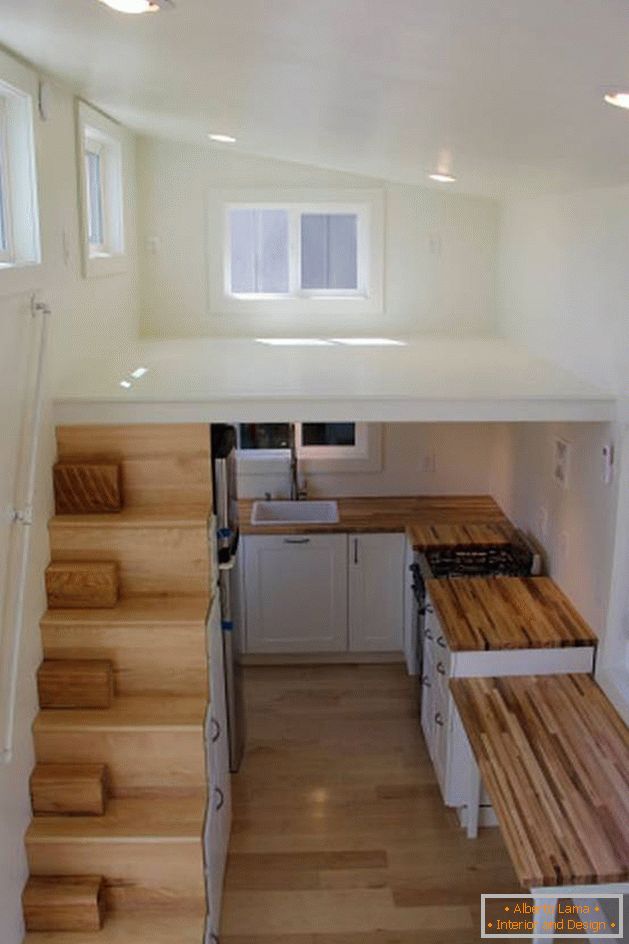 Pequena cozinha em uma casa de dois andares