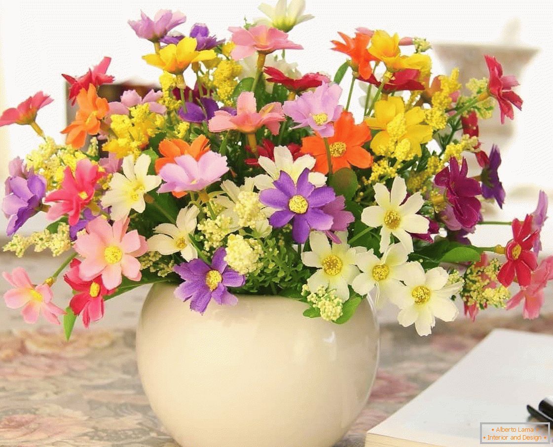 Design simples de um vaso com flores artificiais
