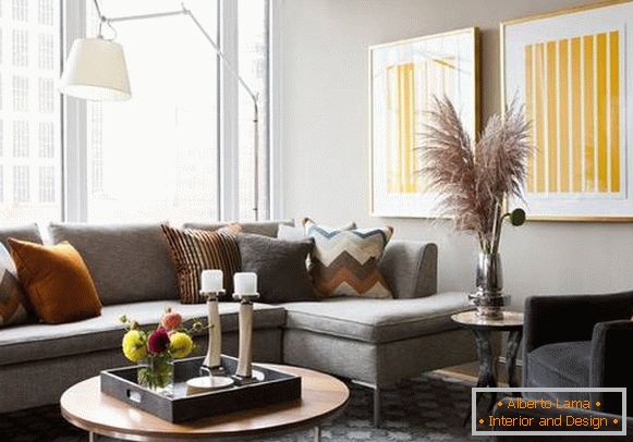 Sofá cinza e carpete em combinação com outras cores no interior