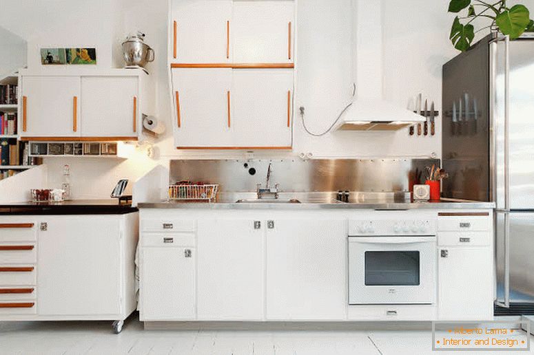 Cozinha de um pequeno apartamento na Suécia