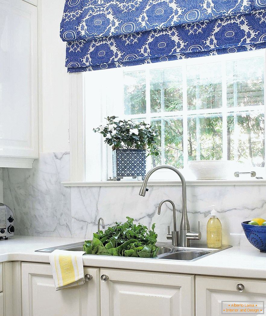 Têxteis azuis na cozinha