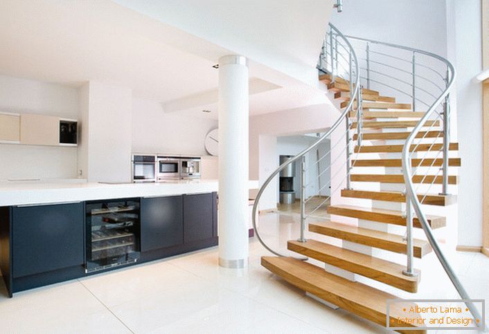 A leveza e simplicidade do desenho das escadas enfatizam a forma lacônica do espaçoso interior da casa.