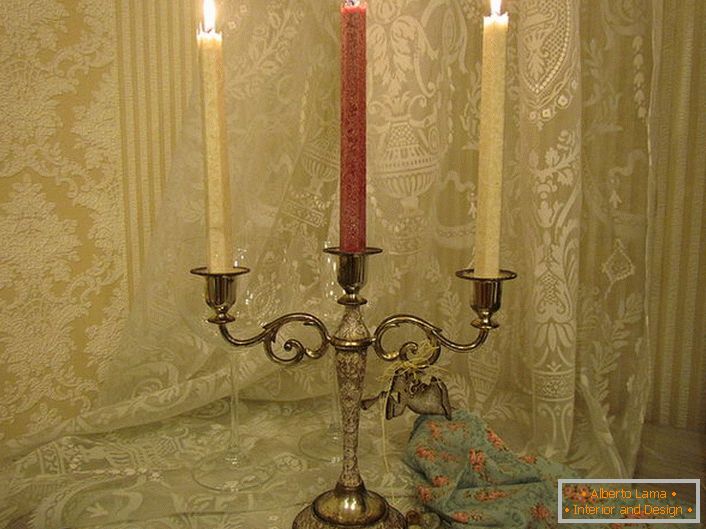 Um candelabro de cobre no estilo de um clássico.