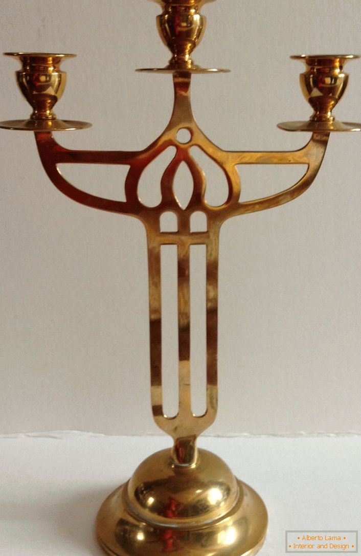 O design incomum de um candelabro feito de cobre.