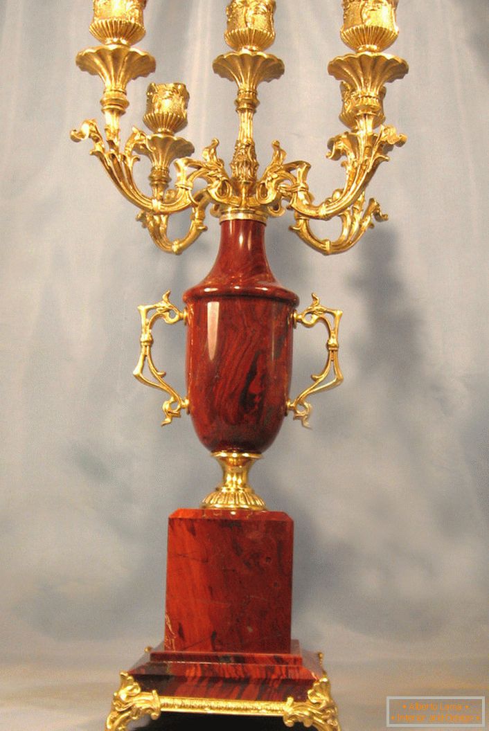 Candelabro de cobre banhado a ouro para barroco de luxo. Ficará elegante na sala de estar ou no corredor.