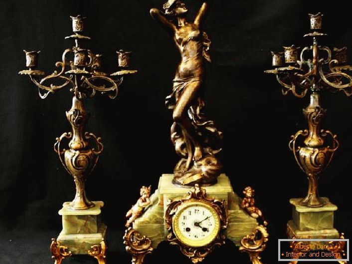 Conjunto clássico - dois candelabros de bronze e relógios requintados. Decoração ideal para a lareira.
