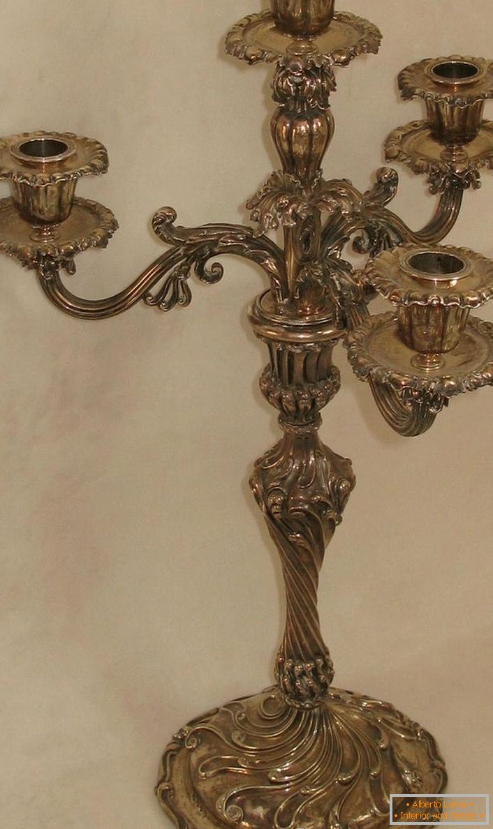 Um candelabro elegante feito de cobre para quatro velas para um salão do país.