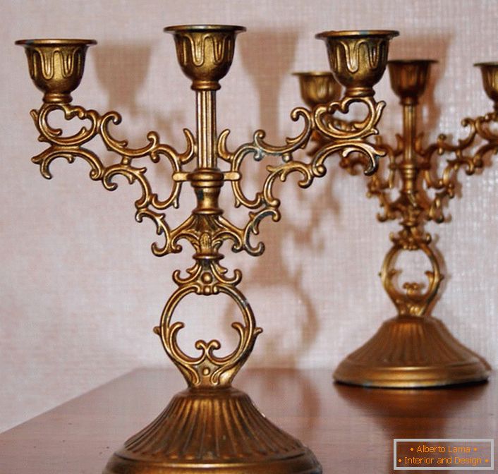 O candelabro de cobre clássico para três velas não é apenas um assistente em casos de mau funcionamento da rede elétrica, é também um detalhe elegante de qualquer interior.