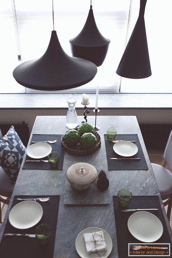 Lâmpadas de diferentes formas acima da mesa de jantar