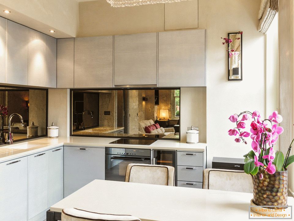 Cozinha apartamento de tamanho pequeno e elegante