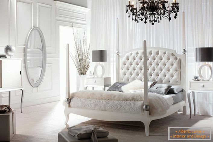 Luxuoso e elegante quarto em estilo Art Nouveau com iluminação corretamente selecionada. Iluminação artificial insuficiente cria um crepúsculo romântico na sala.