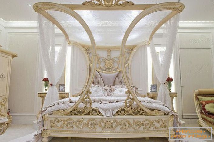 Uma cama de luxo com dossel torna-se o culminar de um projeto de design para um quarto em estilo Art Nouveau.