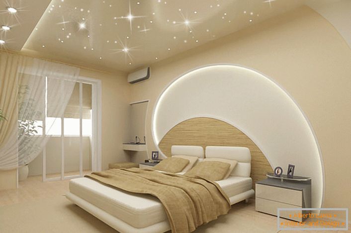A atenção atrai a decoração das paredes e do teto no quarto em um estilo moderno. Listras de LED atravessam o teto e a parede acima da cama, os tetos do leito imitam o céu estrelado mágico.