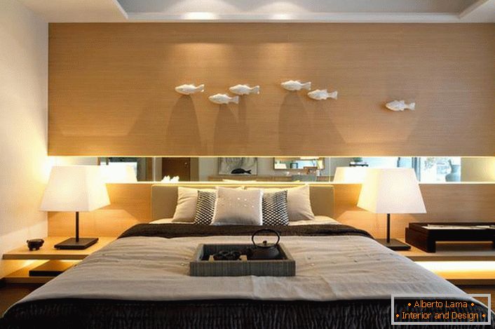 De acordo com o estilo de Art Nouveau para o quarto foi selecionado mobiliário lacônico de madeira clara. Design modesto do quarto não torna o interior barato e pouco atraente. 