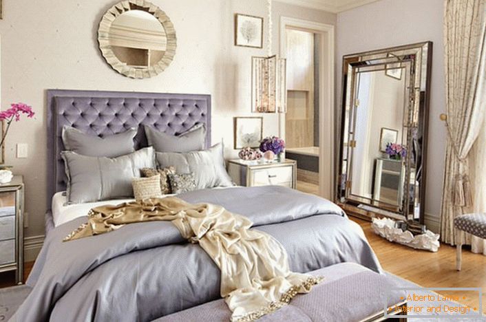 O design elegante do quarto pomposo no estilo Art Nouveau. Embora esse escopo não seja peculiar ao estilo, o interior parece elegante e eficaz. 